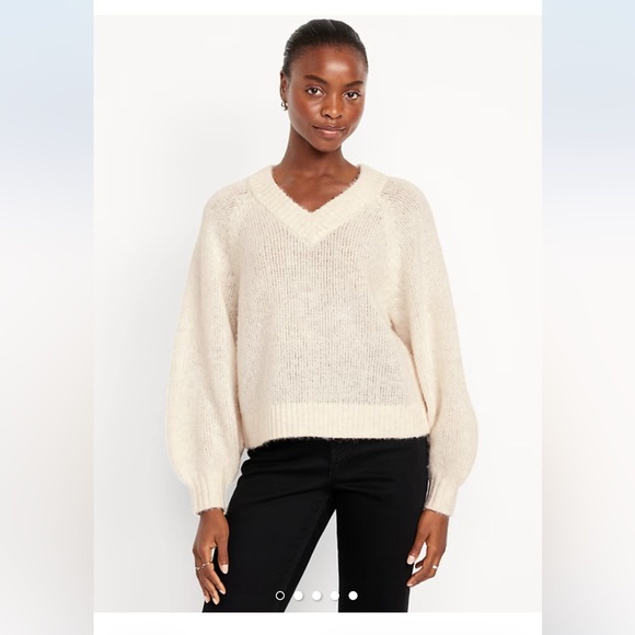 Old Navy Sweaters - Cozy vneck sweater size xs